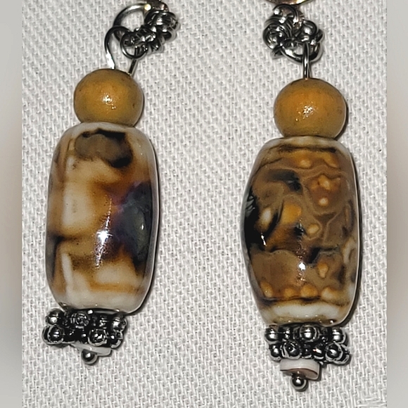 Neutral color two stretch bracelets and earrings. - Picture 11 of 12